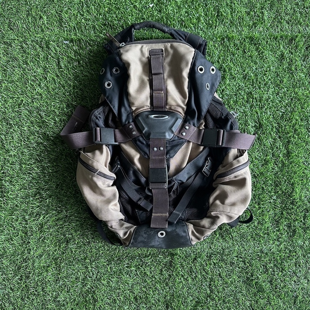 Y2K Oakley Icon 3.0 Bag 1 of 30